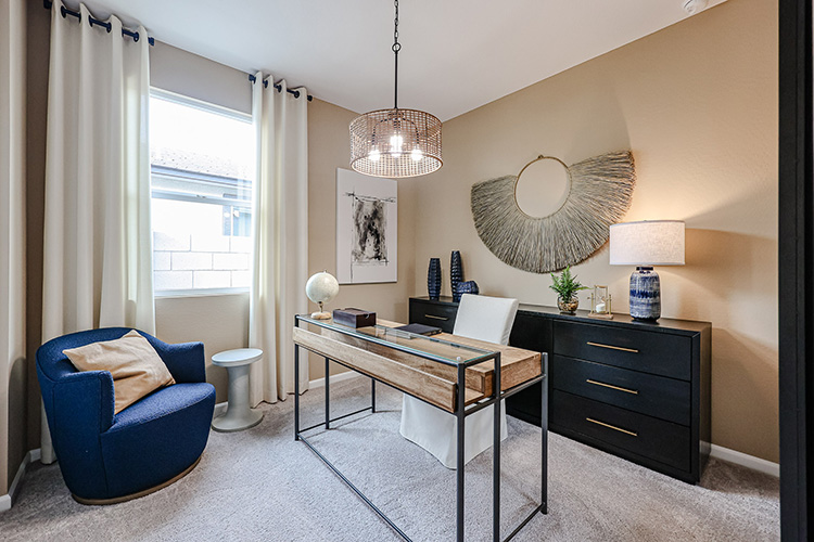 A room with a desk and chairs.