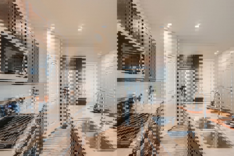 A kitchen with white cabinets.