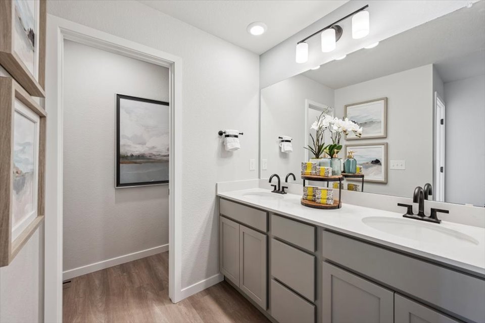 A bathroom with a sink and a mirror.