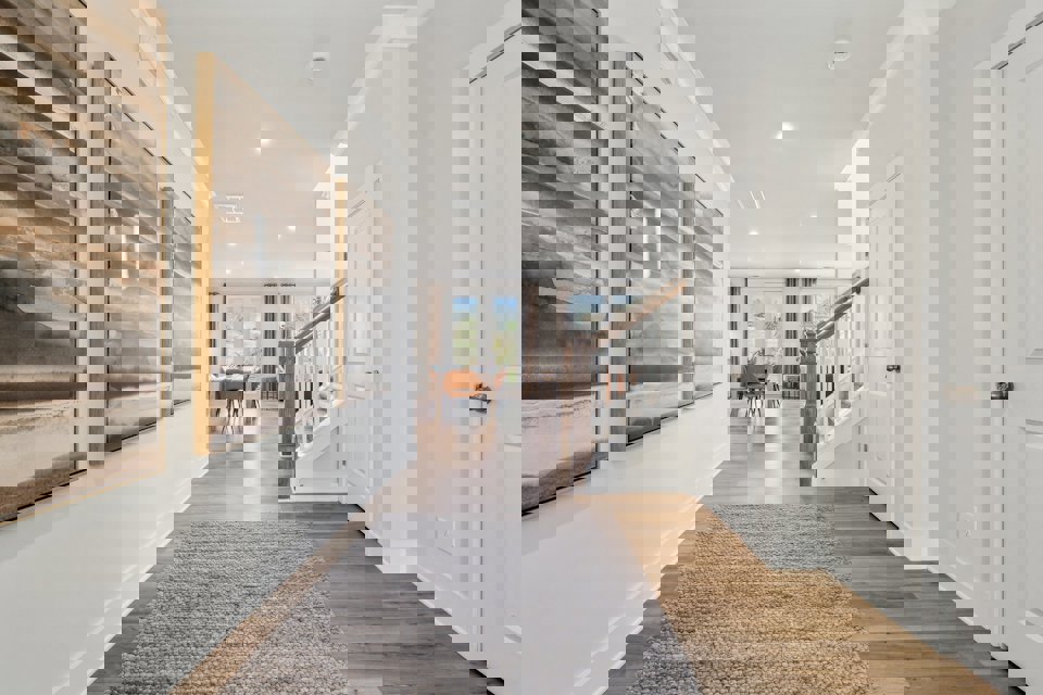 A hallway with a rug and a rug.