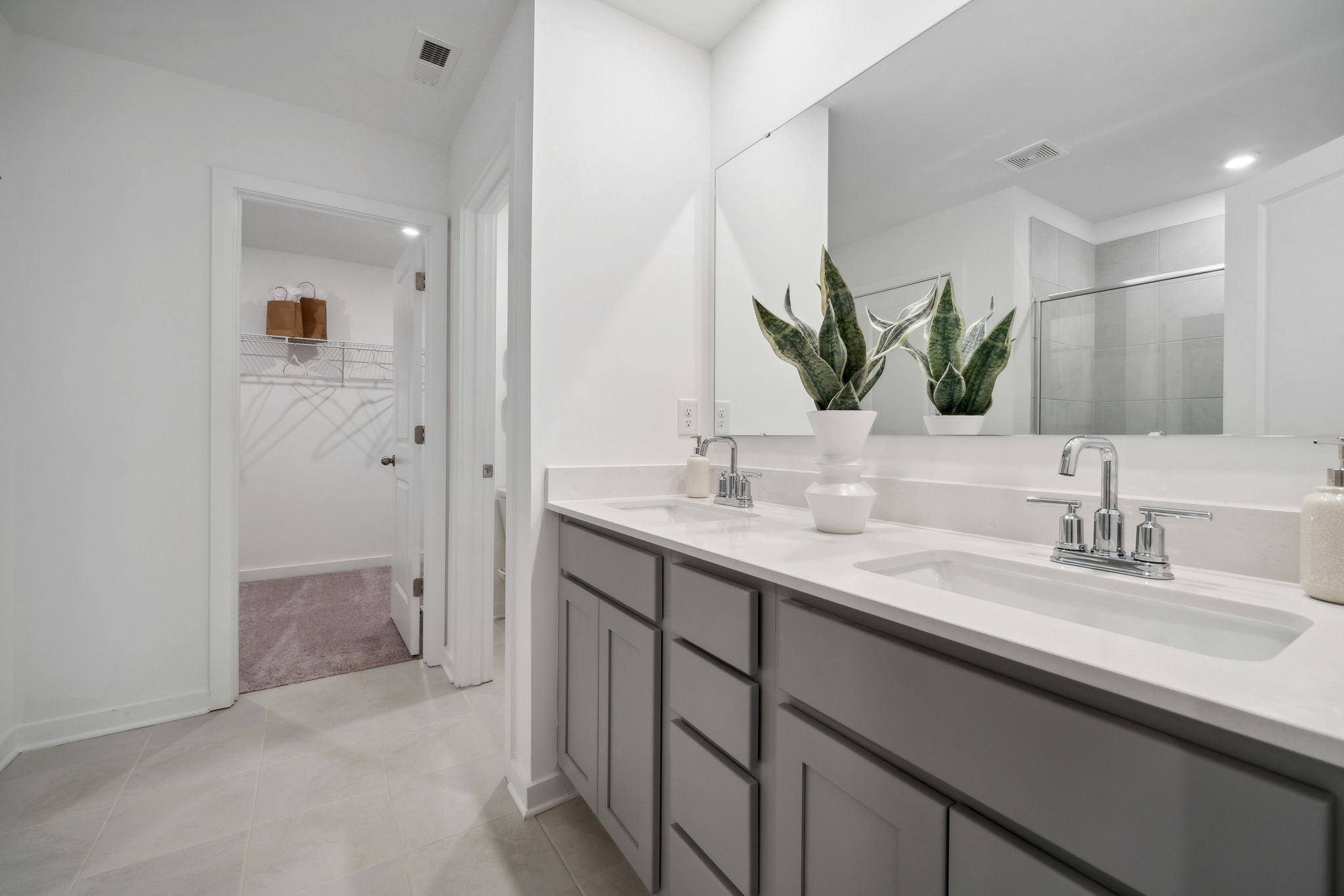A bathroom with a sink and a mirror.