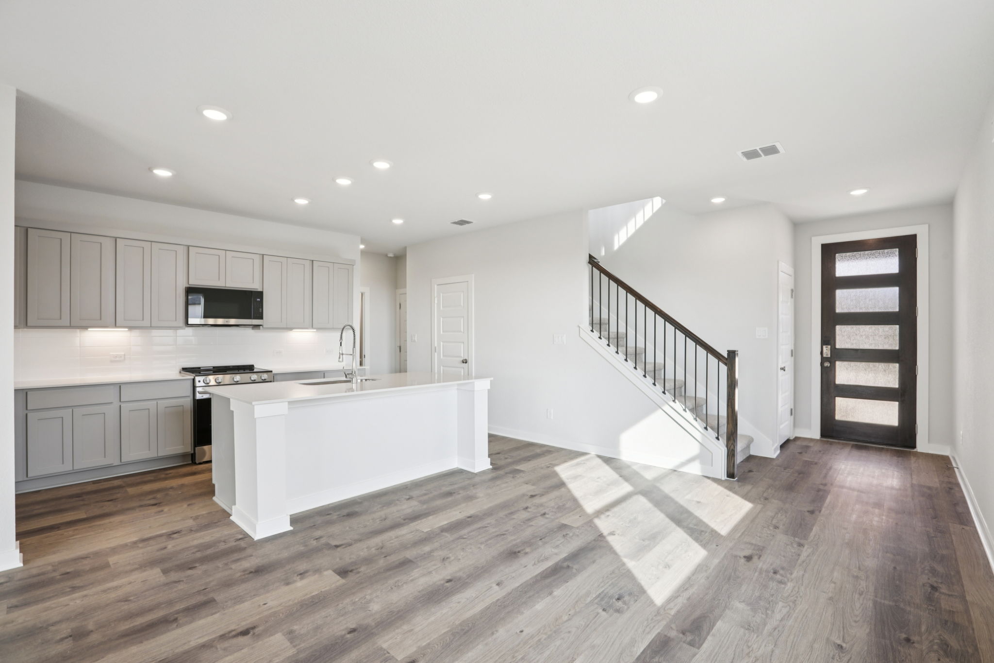 A kitchen with white cabinets.