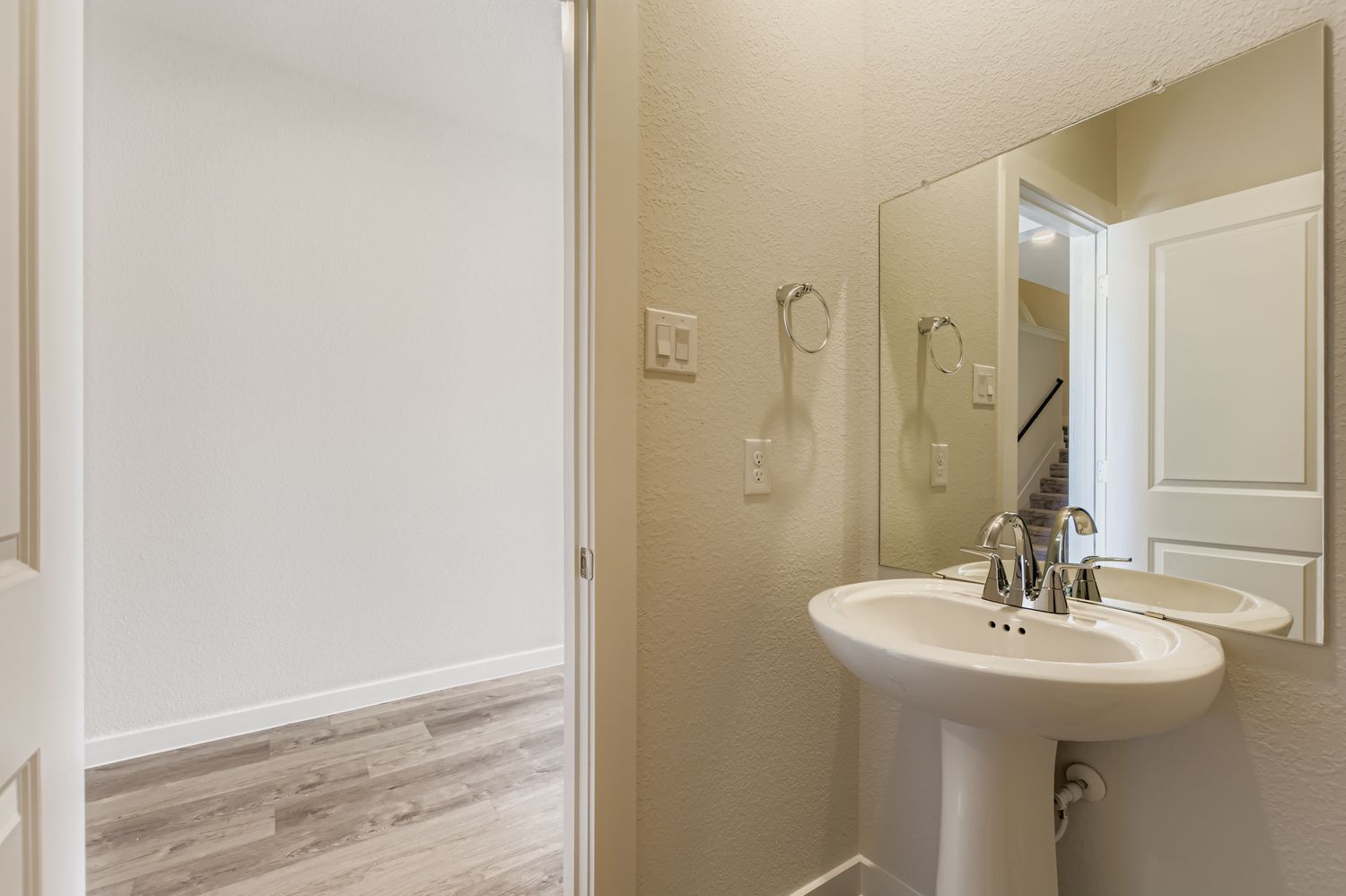 A bathroom with a sink and mirror.