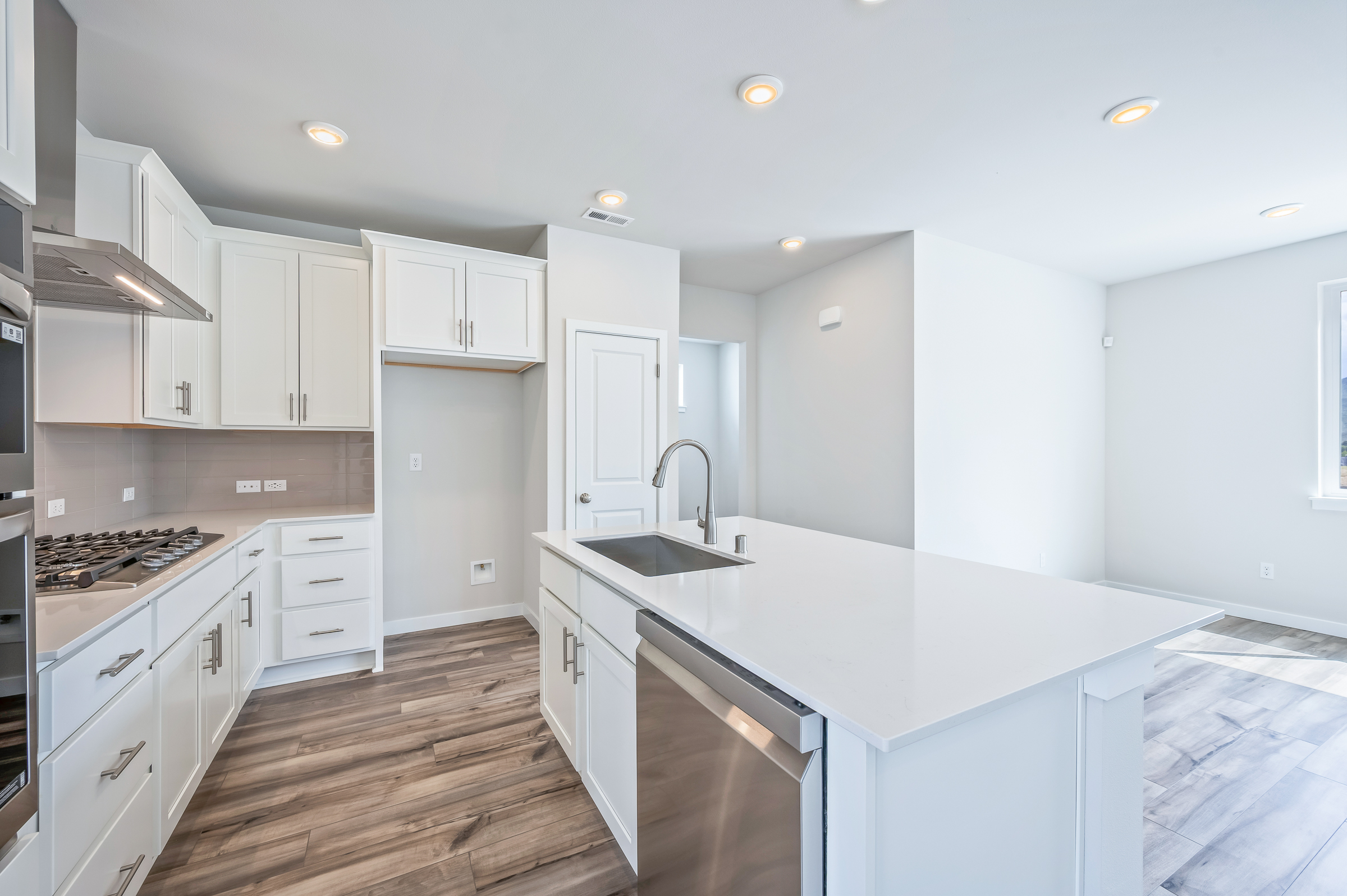 A kitchen with white cabinets.